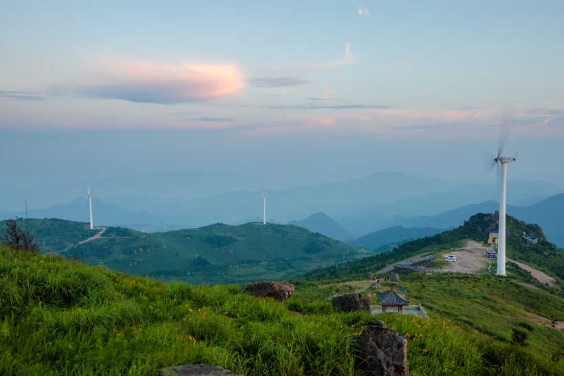 高耸的群山峻岭风景图片