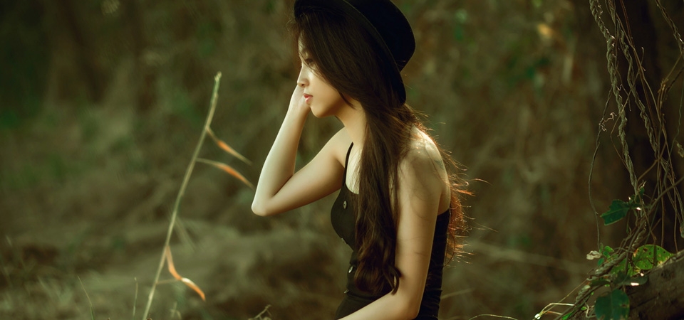 长发女孩黑丝帽子长裙心情森林唯美壁纸