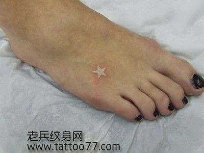 脚背上好看的白色五角星纹身图片