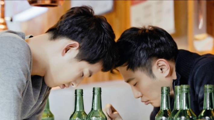 宋仲基晋久太阳的后裔喝酒剧照壁纸