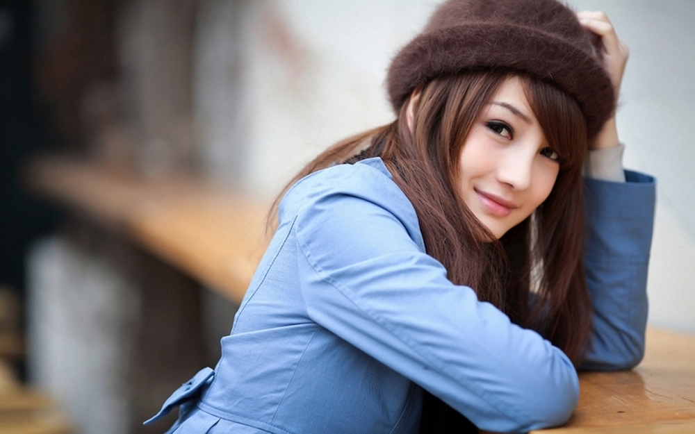 青春靓丽的清新长发美女的高清电脑壁纸