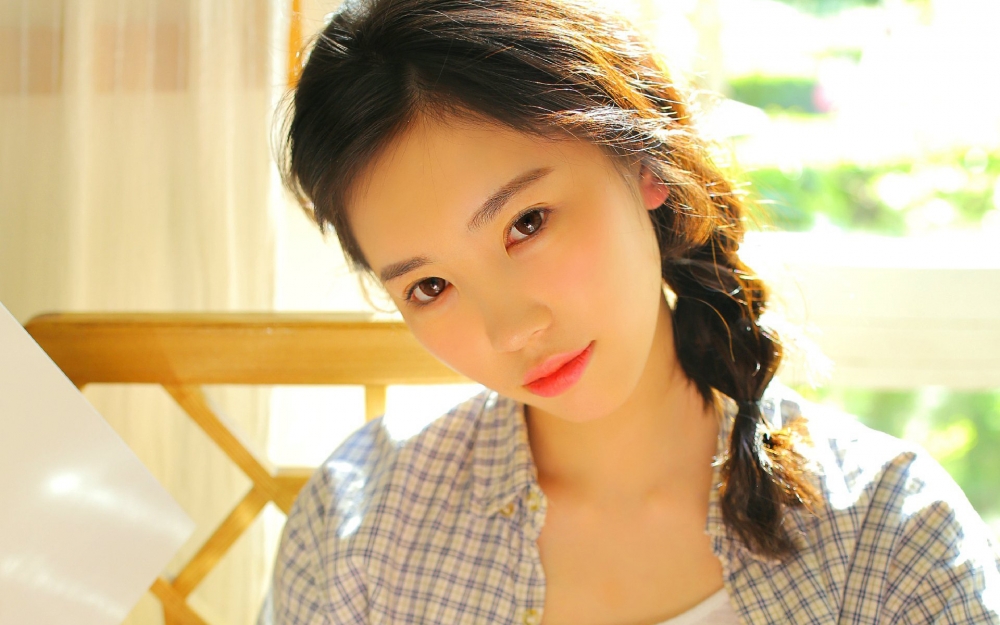 文艺美女居家治愈系写真高清图片壁纸