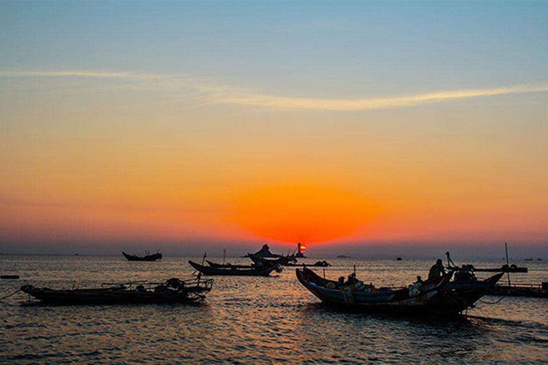蔚蓝的海平面日出风景图片