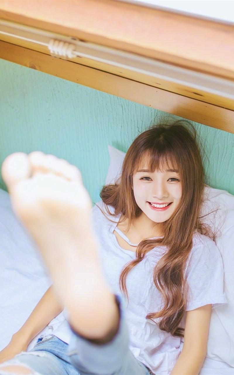 唯美清新的美女居家写真手机壁纸