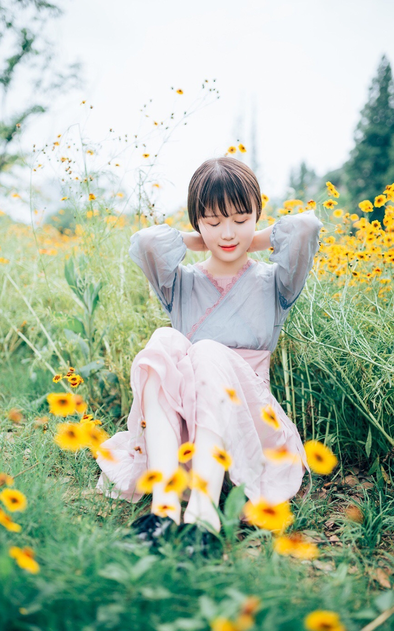 甜美文艺少女户外写真图片高清壁纸
