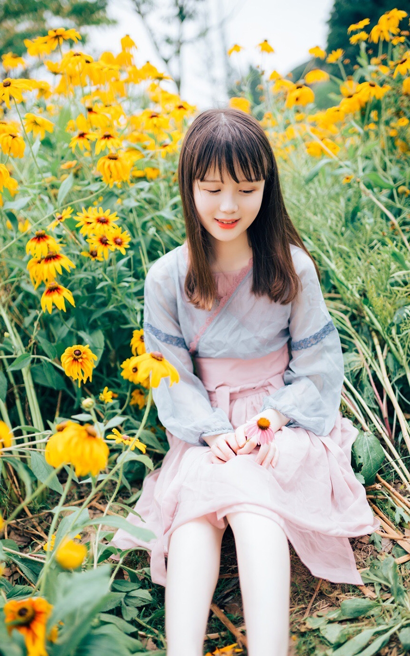 甜美文艺少女户外写真图片高清壁纸