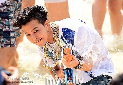 G-dragon权志龙拍摄江原道水上乐园宣传广告写真