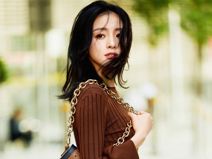 气质美女胡冰卿街拍电脑壁纸图片