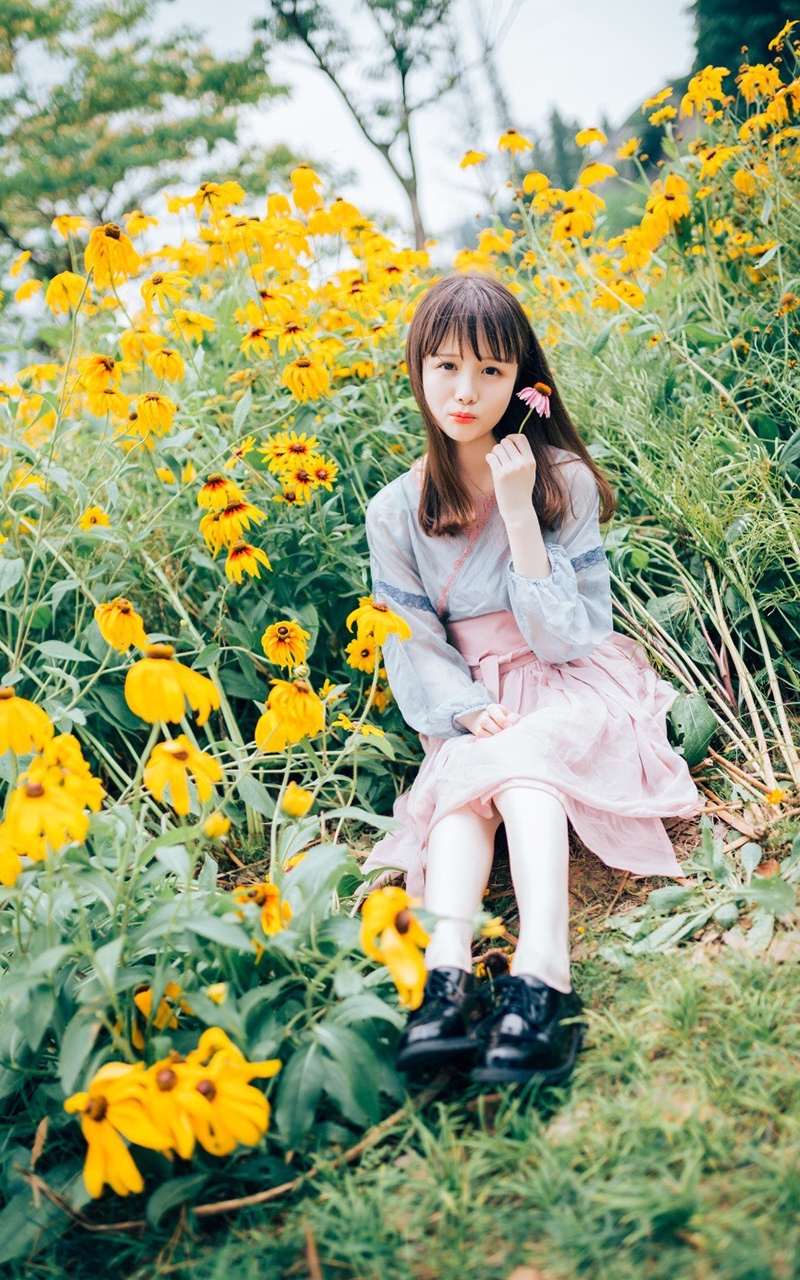 甜美文艺少女户外写真图片高清壁纸
