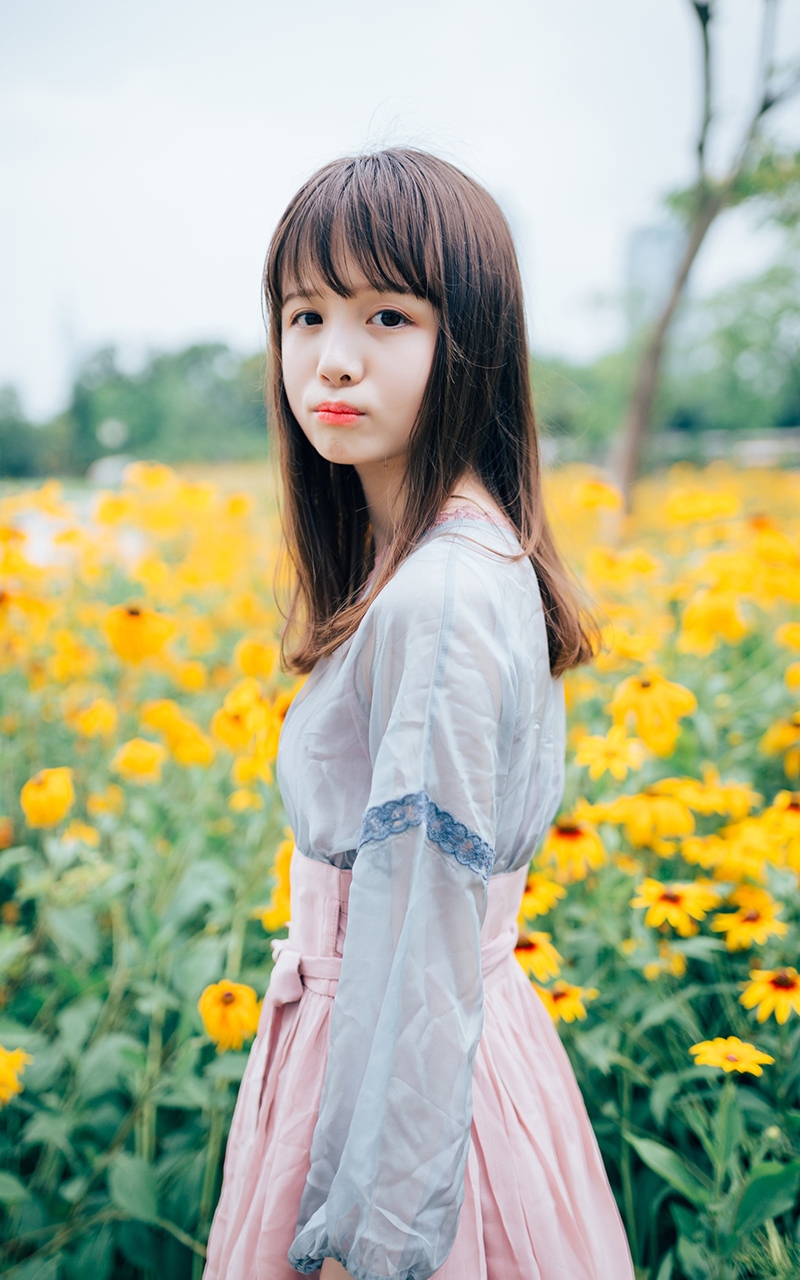 甜美文艺少女户外写真图片高清壁纸