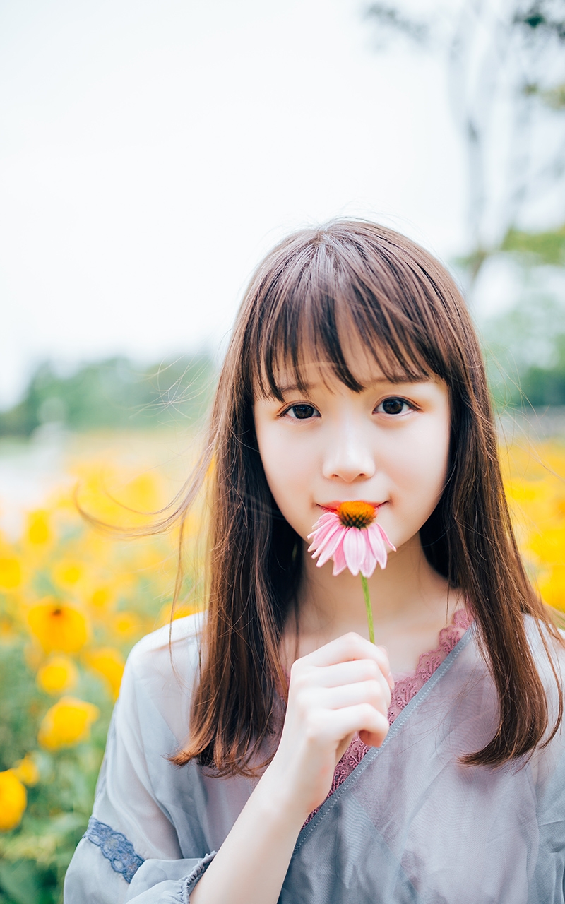 甜美文艺少女户外写真图片高清壁纸