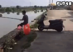 摩托车自行撞主人下水搞笑动态图片