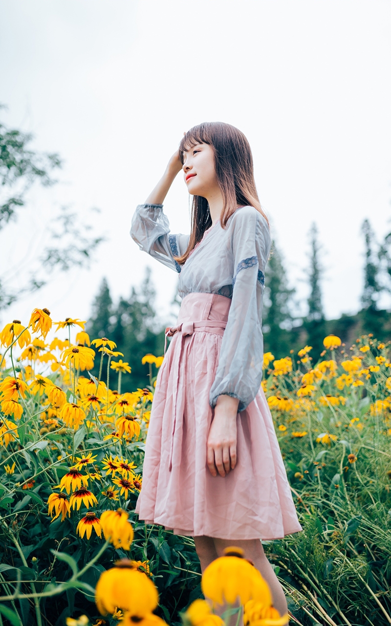 甜美文艺少女户外写真图片高清壁纸