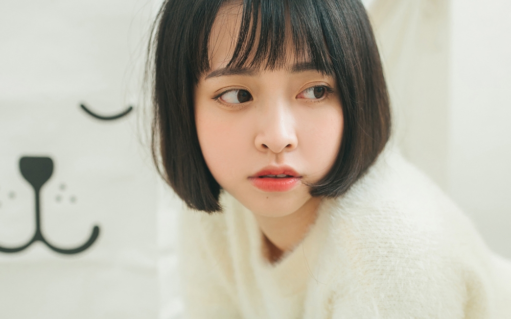 短发大眼睛美少女室内写真桌面壁纸