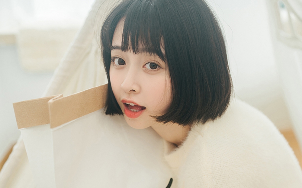 短发大眼睛美少女室内写真桌面壁纸