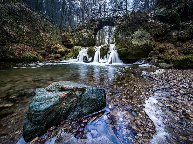 山间涓涓流淌的溪水风景图片