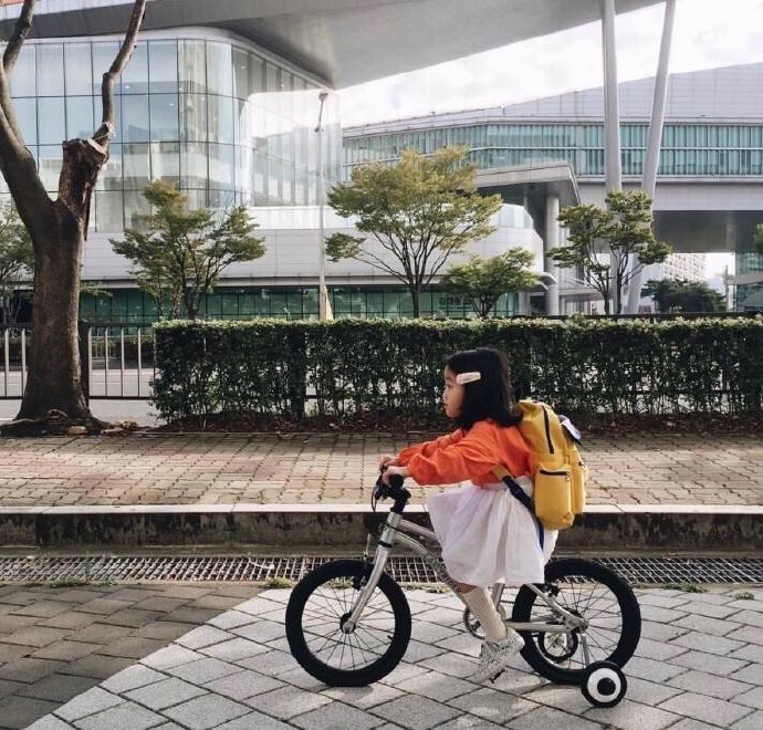 妈妈记录可爱女儿每天上学的样子图片