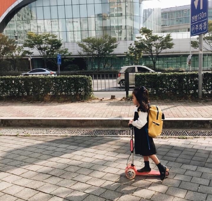 妈妈记录可爱女儿每天上学的样子图片