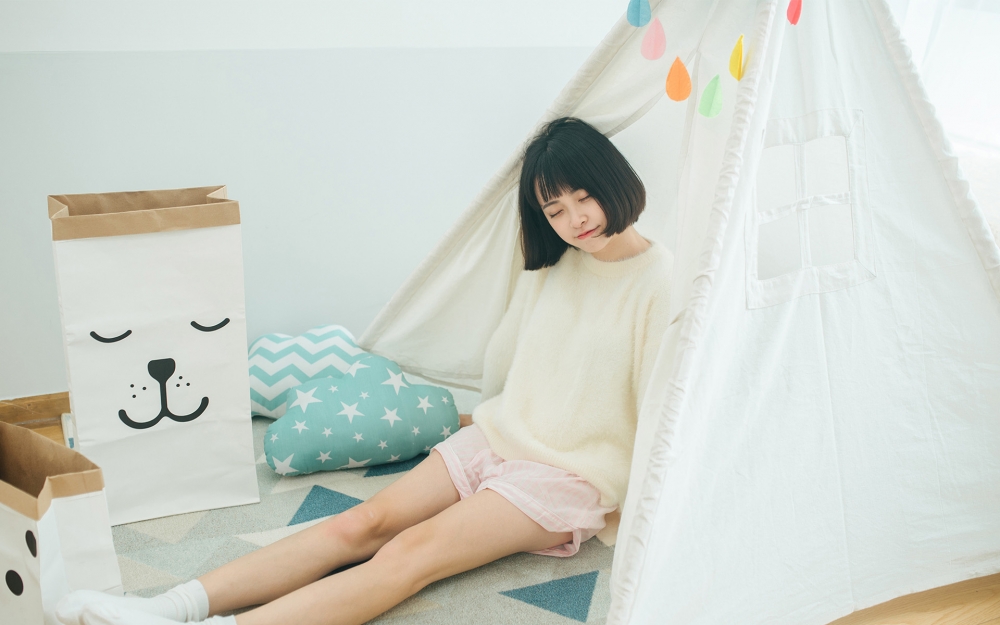 短发大眼睛美少女室内写真桌面壁纸