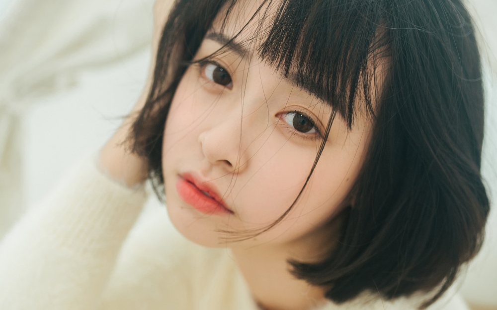 短发大眼睛美少女室内写真桌面壁纸