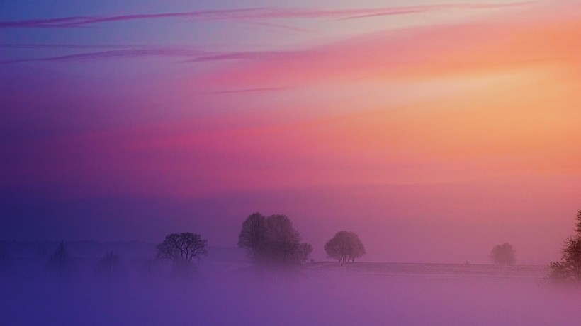 夕阳下的雾景唯美图片
