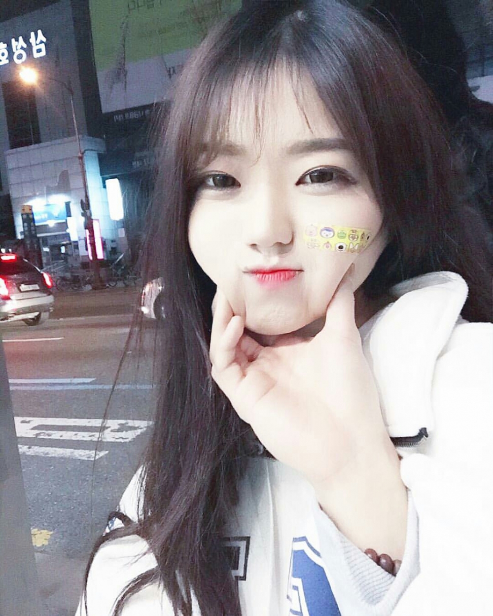 了无牵挂显得慷慨大方可爱妹子图片