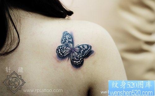 女人肩背的蝴蝶纹身图片