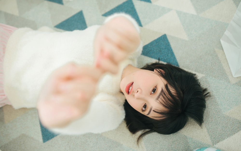 短发大眼睛美少女室内写真桌面壁纸