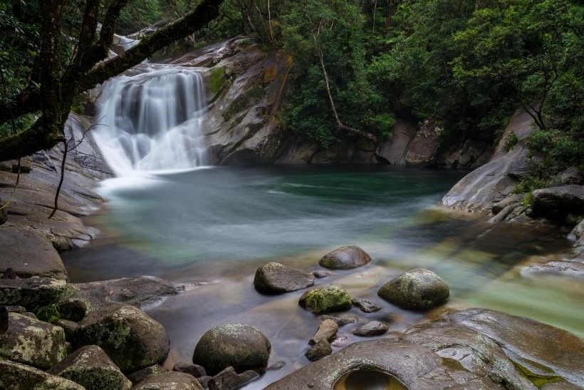 山间涓涓流淌的溪水风景图片