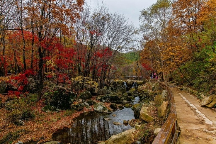 辽宁本溪山水嶙峋的风景图片