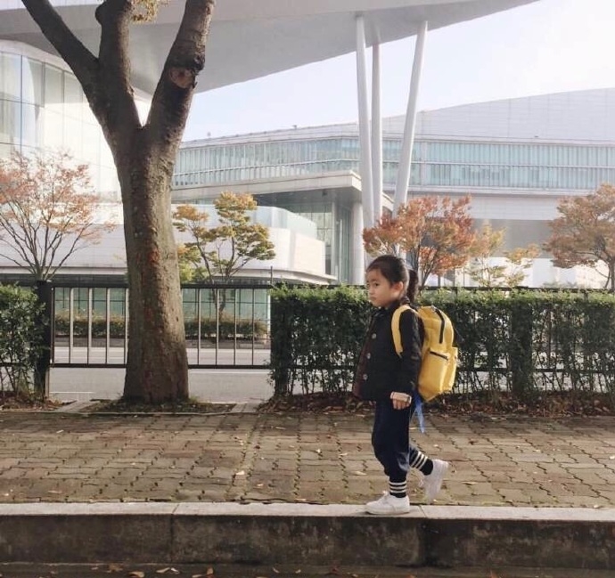 妈妈记录可爱女儿每天上学的样子图片