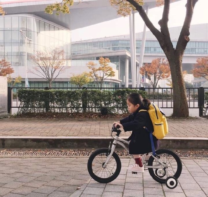 妈妈记录可爱女儿每天上学的样子图片