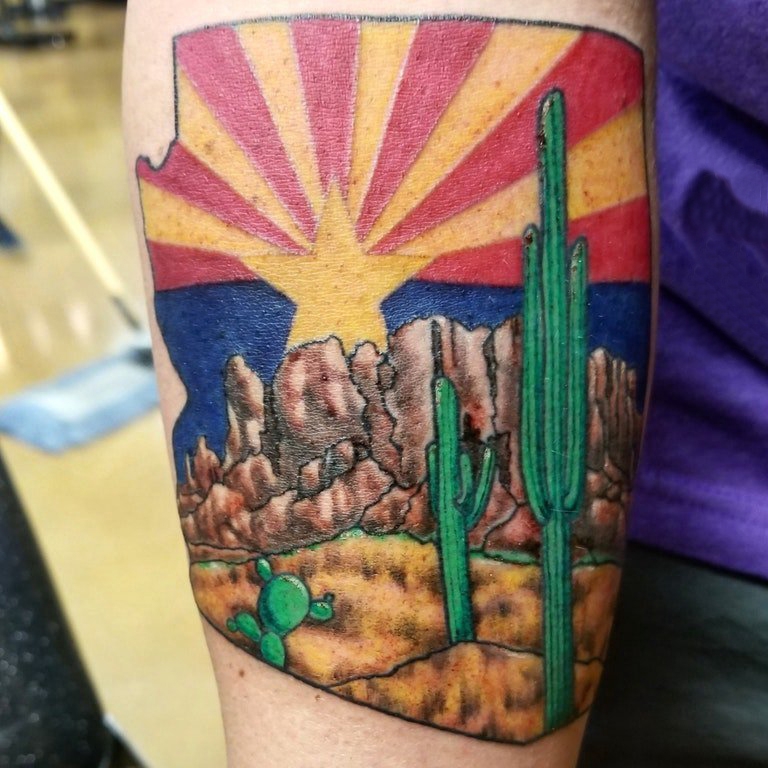 男生手臂上沙漠风景纹身图片