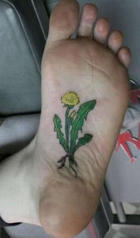 脚掌底部的彩绘花草纹身图案