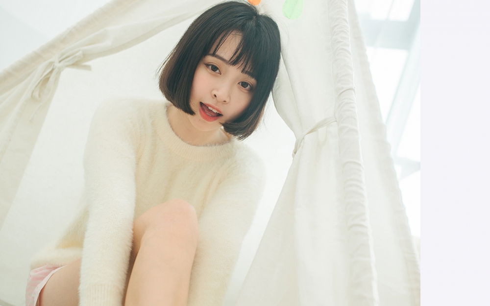 短发大眼睛美少女室内写真桌面壁纸