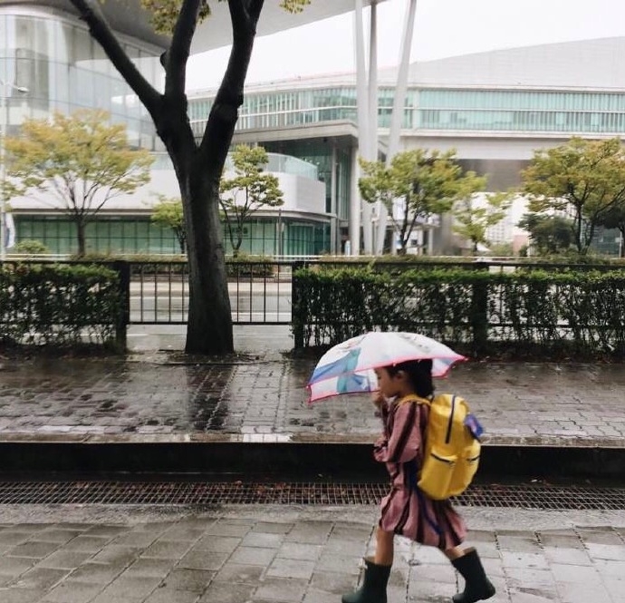 妈妈记录可爱女儿每天上学的样子图片