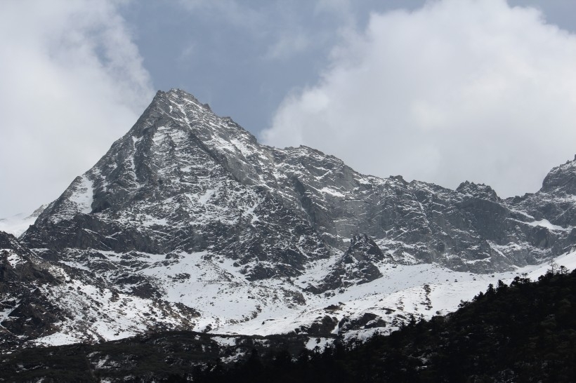 巍峨秀丽的雪山风景壁纸图片