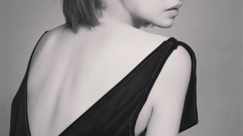 清丽美女演员余心恬电脑桌面壁纸