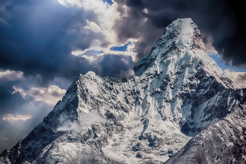 巍峨秀丽的雪山风景壁纸图片
