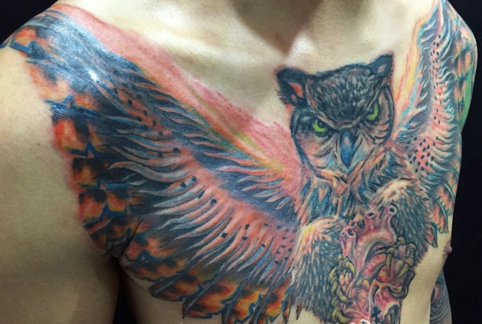 胸前彩色猫头鹰纹身图案