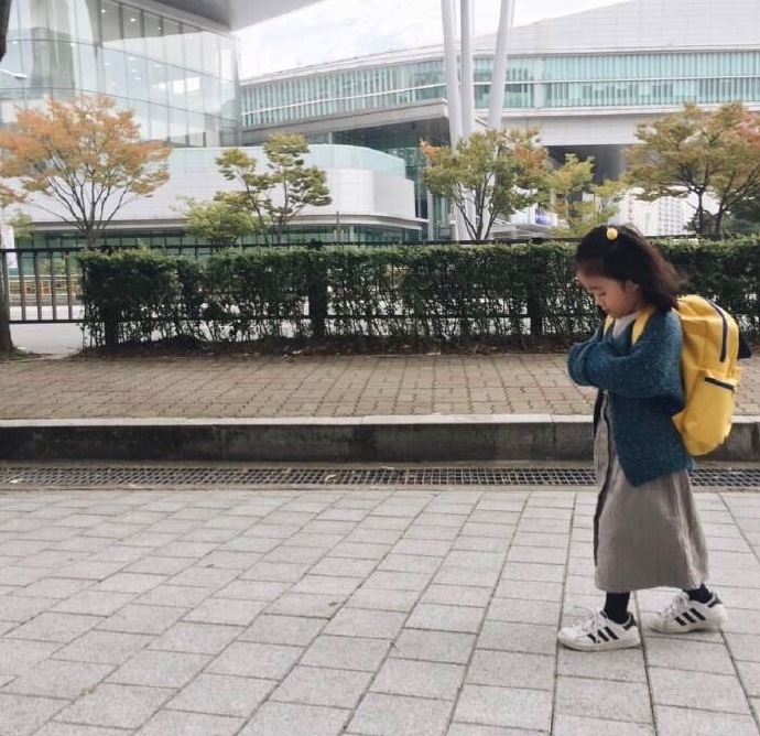 妈妈记录可爱女儿每天上学的样子图片