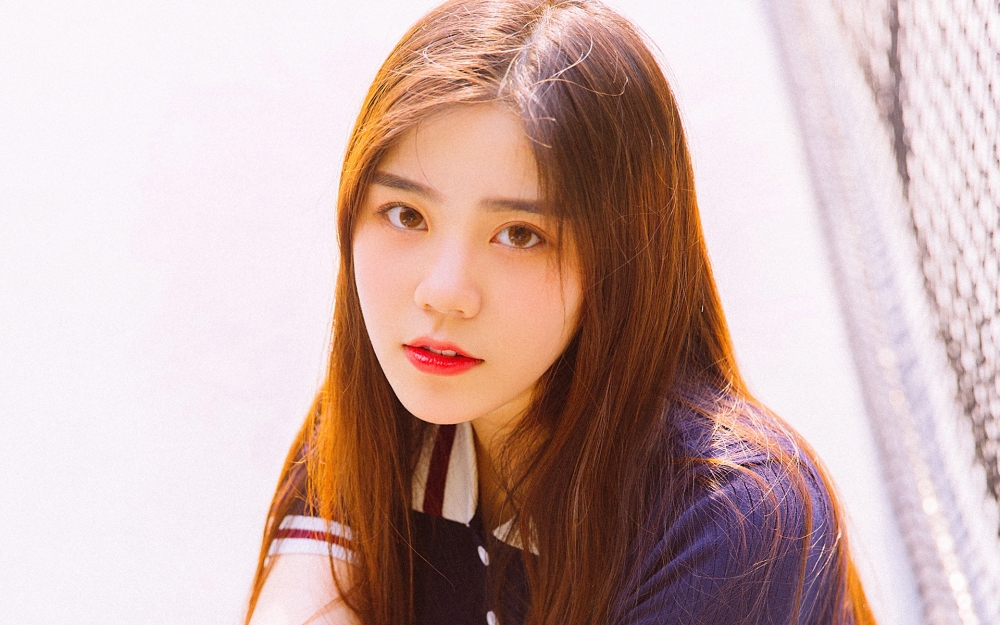 养眼长发美女甜美写真高清图片壁纸