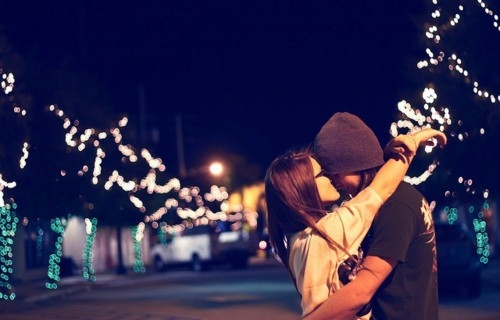 情侣幸福接吻图片