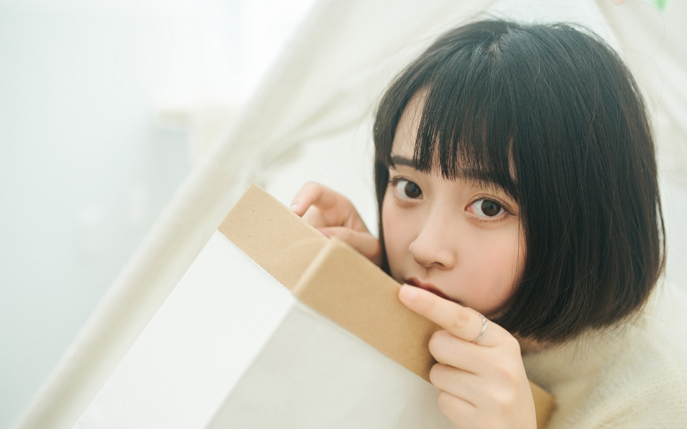 短发大眼睛美少女室内写真桌面壁纸