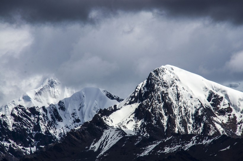 巍峨秀丽的雪山风景壁纸图片