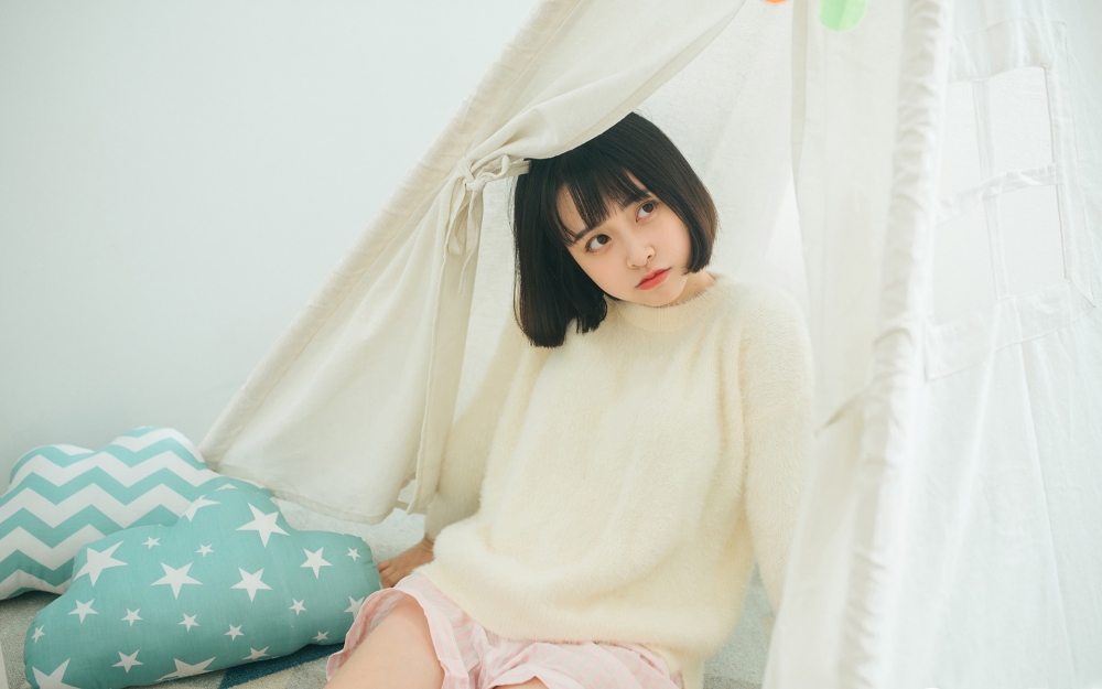 短发大眼睛美少女室内写真桌面壁纸