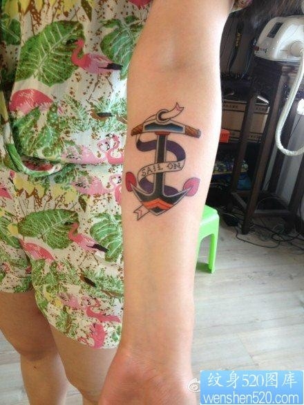 女生小臂上的船锚纹身图片