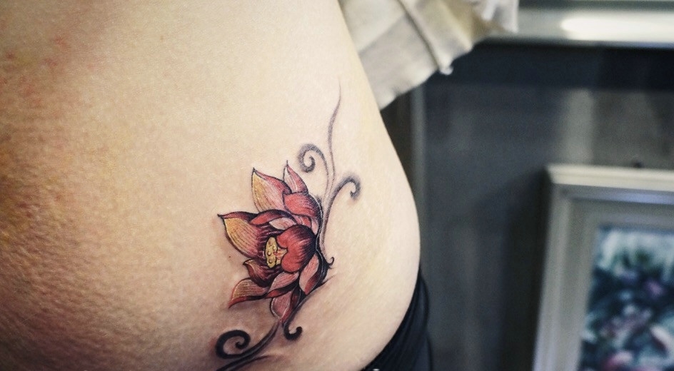 腰部上的魅惑莲花纹身图片