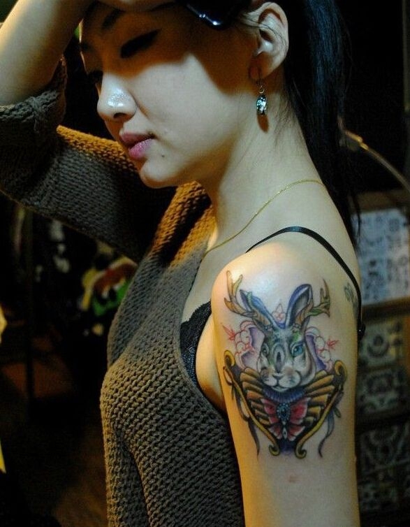 美女手臂上的兔子纹身