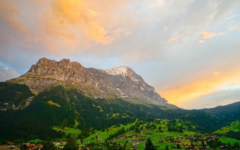 瑞士格林德瓦尔德小镇自然风景桌面壁纸